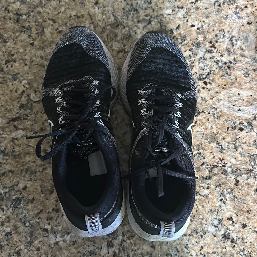 Women’s Nike Infinity Flyknit size 9